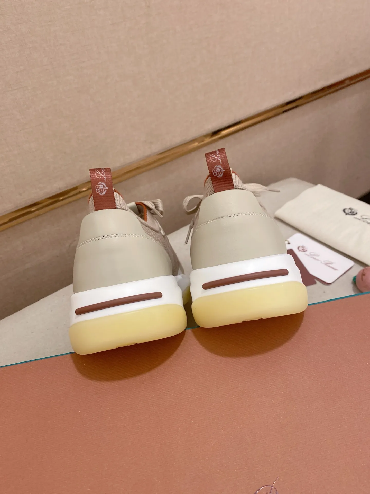 Men's shoes💰: 540💰🔥𝐥𝐨𝐫𝐨 𝐏𝐢𝐚𝐧𝐚 lp classic loafers, an Italian treasure brand, the only brand that can match Hermès! Only after wearing it do we realize that we can’t live up to our feet. The upper is made of imported first-layer cowhide with breathable fly-knit fabric, water-dyed cowhide foot pads, and the official original glass rubber outsole and pendant. Exclusive original packaging (tag ➕ brand paper ➕ outer box ➕ hand bag) code number: 38-44. Can be customized 45-46